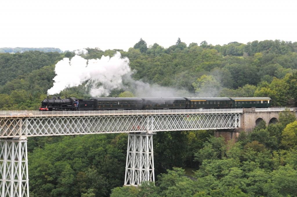 Le train touristique franchit le viaduc de Busseau/Creuse lors des festivités des 150 ans du viaduc en août 2014. Photo : D. Delattre.
