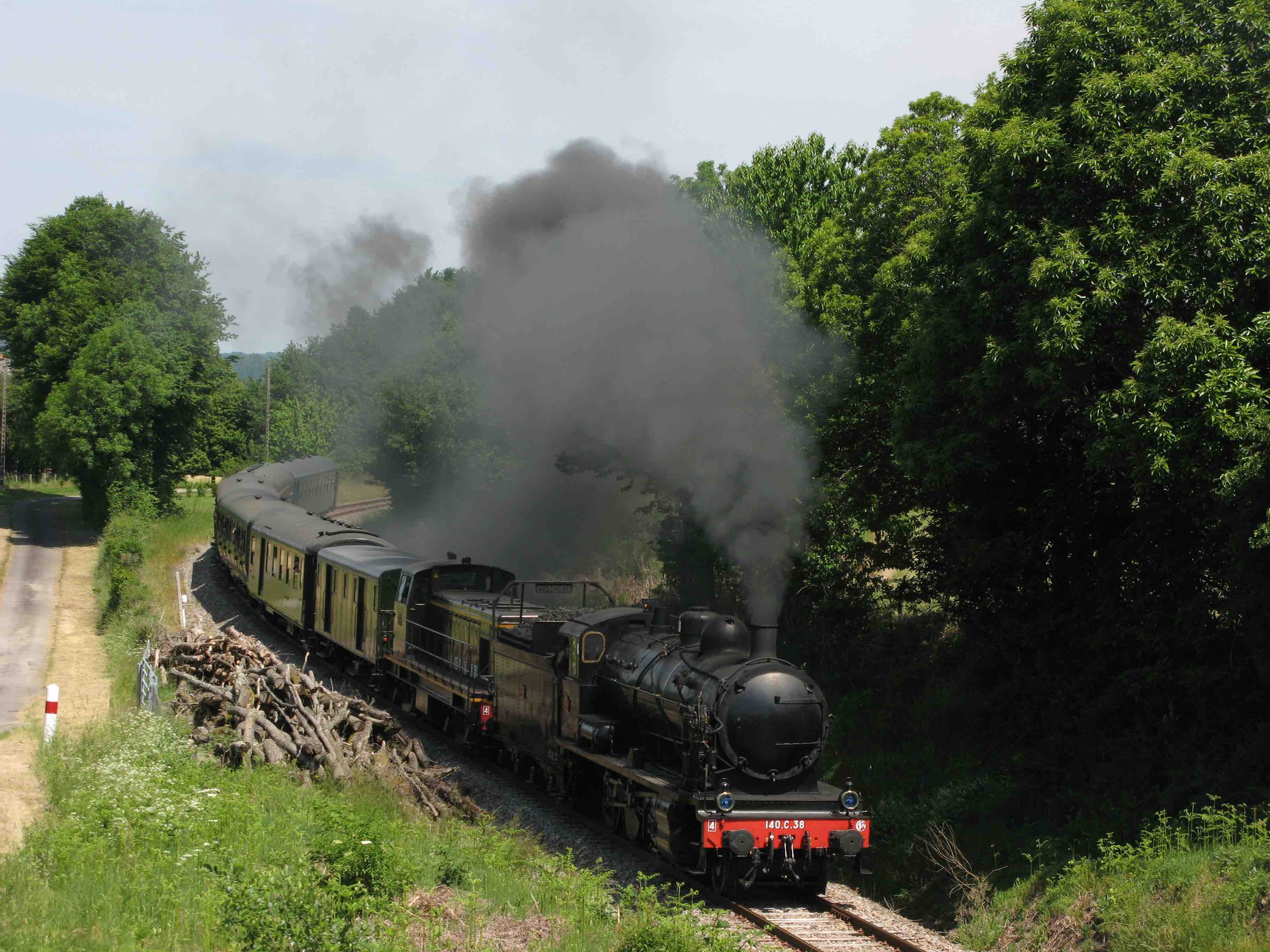 Le train à vapeur dans les monts corréziens peu avant Bugeat. Photo : CFTLP