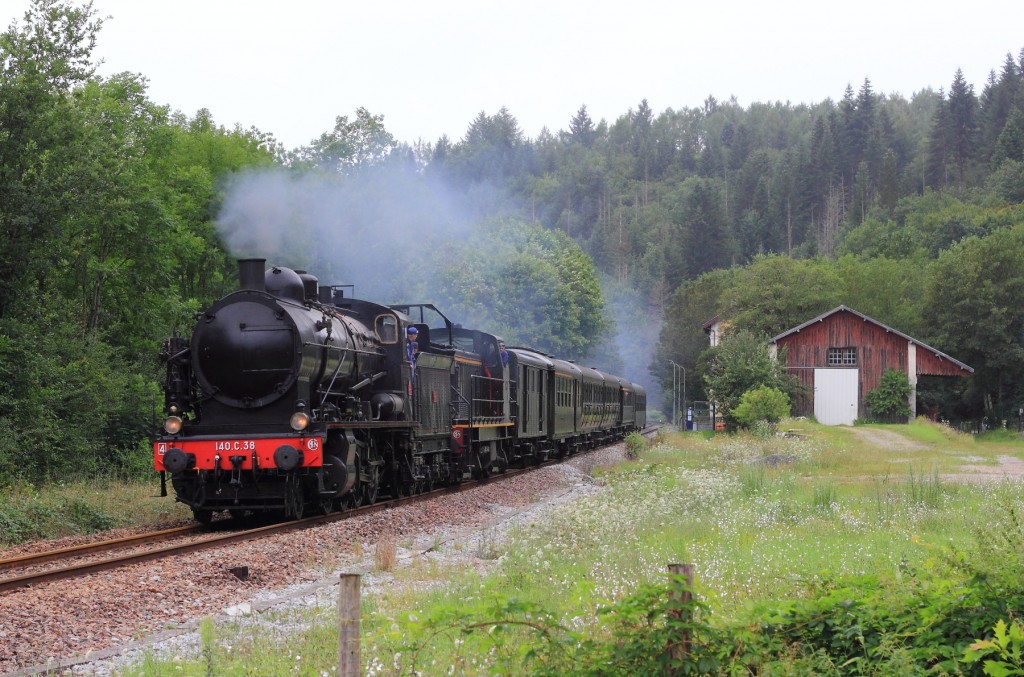 La 140-C-38 franchit sans arrêt la gare de St-Denis-des-Murs en direction d'Eymoutiers. 7 août 2014 - Photo : Julien MUNSCH