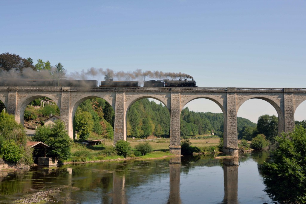 Le train touristique franchit le viaduc de St Priest-Taurion en août 2015. Photo : CFTLP