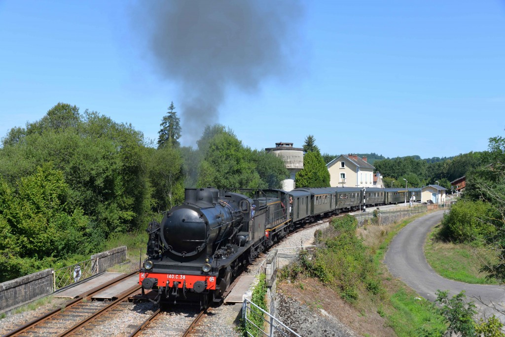 Le tram touristique quitte la gare de Châteauneuf-Bujaleuf à destination d'Eymoutiers. Août 2015. Photo : CFTLP