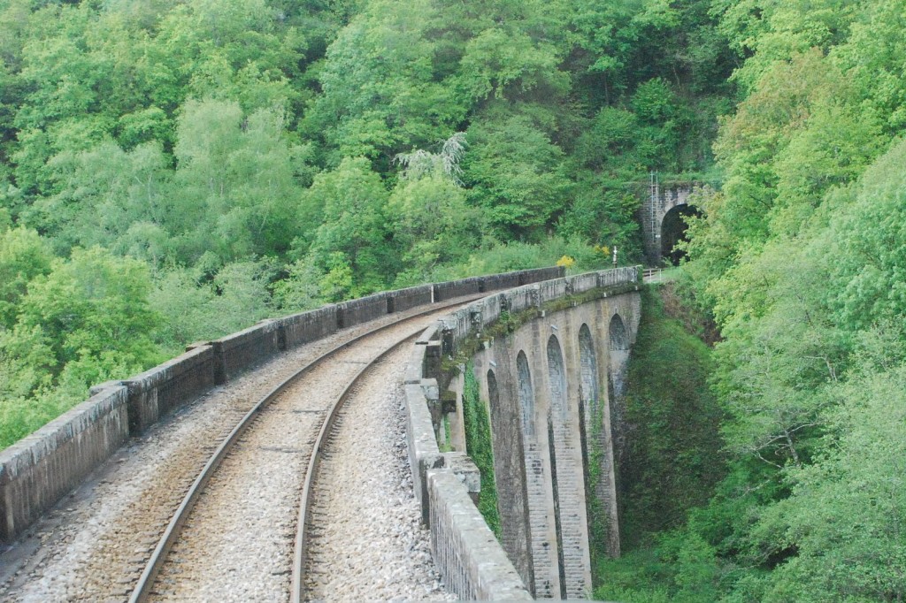 En chemin, peu avant Châteauneuf-Bujaleuf. Seule la voie ferrée traverse ces paysages.