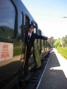 Le chef de train donne l'ordre de départ au conducteur après avoir contrôlé la fermeture des portières.