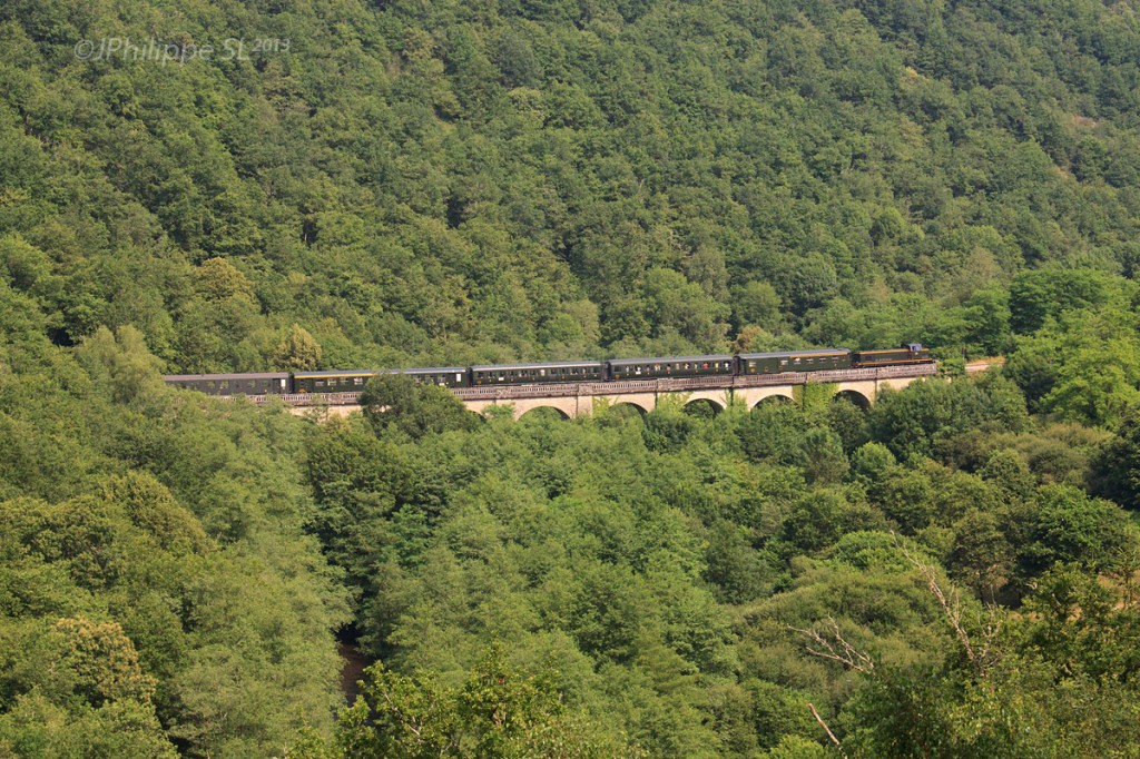 Le train touristique franchit l'un des nombreux ouvrages d'art construits entre Châteauneuf-Bujaleuf et Eymoutiers. 24/07/2013 - Photo : Jean-Philippe SALMON-LEGAGNEUR