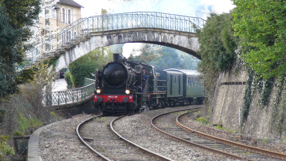 La 140-C-38 entre Limoges-Montjovis et le triage de Puy-Imbert, s'engage sous la passerelle du Chinchauvaud (05/04/2014).