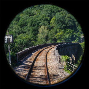 En chemin, peu avant Châteauneuf-Bujaleuf. Seule la voie ferrée traverse ces paysages.